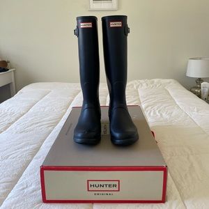 Prussian colored Hunter rain boots.